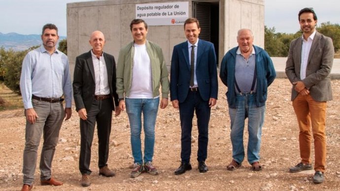 El consejero de Política Local, Infraestructuras y Lucha contra la Despoblación, Daniel Osés, ha visitado, junto al alcalde de Clavijo, Pedro Muro, el depósito de agua de la Unión de los Tres Ejércitos
