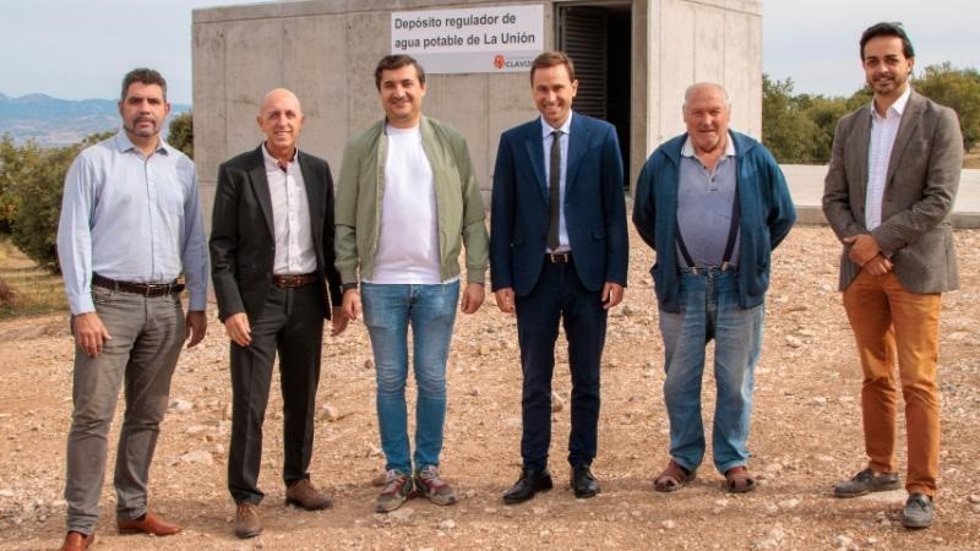 El consejero de Política Local, Infraestructuras y Lucha contra la Despoblación, Daniel Osés, ha visitado, junto al alcalde de Clavijo, Pedro Muro, el depósito de agua de la Unión de los Tres Ejércitos