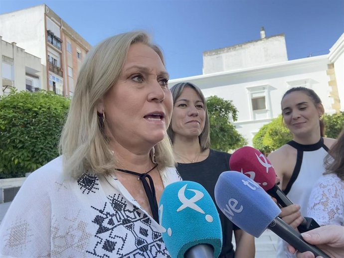 La secretaria general del Grupo Parlamentario Popular en la Asamblea de Extremadura, Teresa Tortonda, atiende a los medios en Mérida