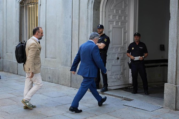 Archivo - El ex secretario de Organización del PSOE Santos Cerdán (c) a su llegada a declarar en el Tribunal Supremo, a 30 de junio de 2025, en Madrid (España).