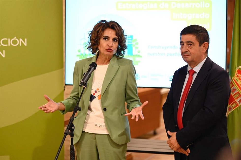 La vicepresidenta primera del Gobierno, María Jesús Montero, atiende a los medios en Jaén.