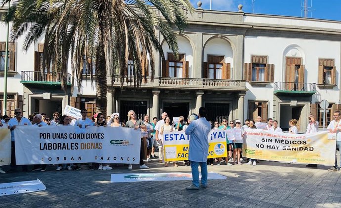Médicos en la concentración realizada en Las Palmas de Gran Canaria por la huelga que llevan a cabo contra el borrador del Estatuto Marco del Ministerio de Sanidad