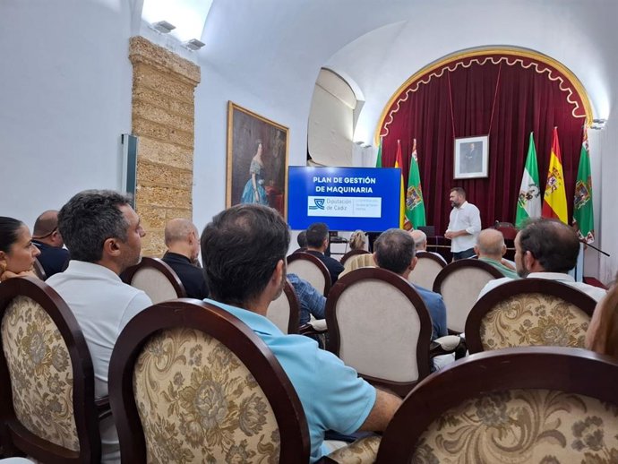 Javier Bello reunido con técnicos resposbables del PFEA de Diputación.