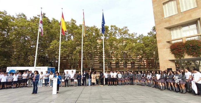 Alumnos de La Enseñanza, en la concentración contra la violencia de género en Logroño.