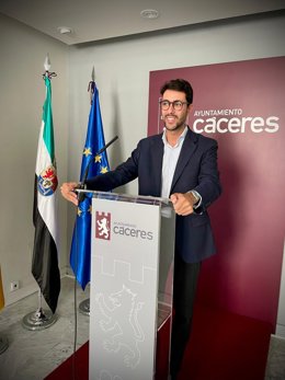 El portavoz del Gobierno de Cáceres, Ángel Orgaz, en rueda de prensa