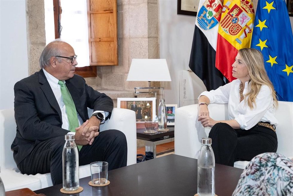 El CEO de Iberdrola, Mario Ruiz-Tagle, en la reunión con la presidenta de la Junta de Extremadura, María Guardiola.