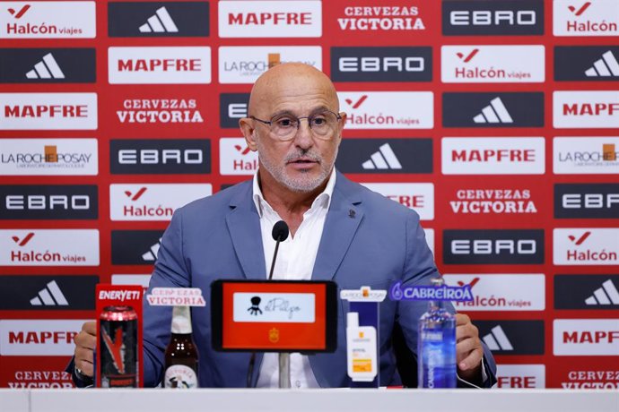 Archivo - Luis de la Fuente, técnico da Espanha, participa de sua coletiva de imprensa para anunciar a lista de convocados para as partidas das eliminatórias da Copa do Mundo de 2026 contra a Bulgária e a Turquia na Ciudad del Futbol em 29 de agosto de 20