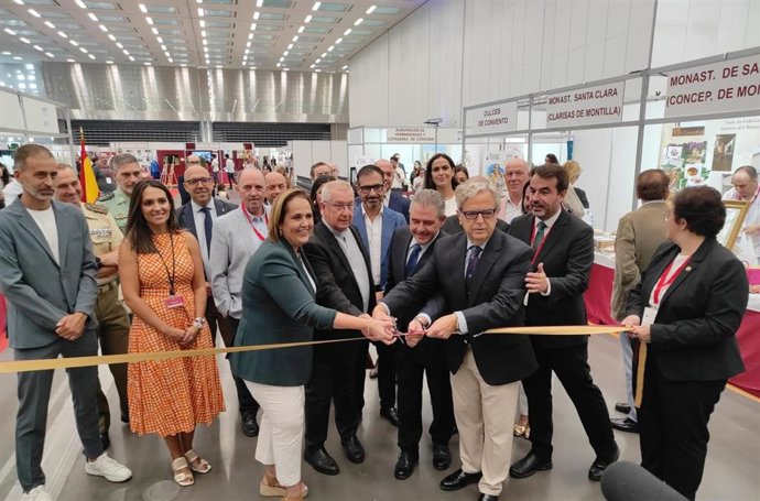 Autoridades en la inauguración de la I Feria Cofrade de España e Iberoamérica, II Salón del Emprendimiento Cofrade y III Encuentro Empresarial Cofrade.