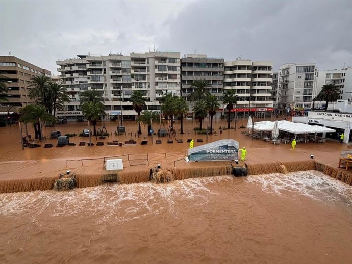 APB despliega un amplio dispositivo en el puerto de Ibiza para paliar los efectos de las inundaciones