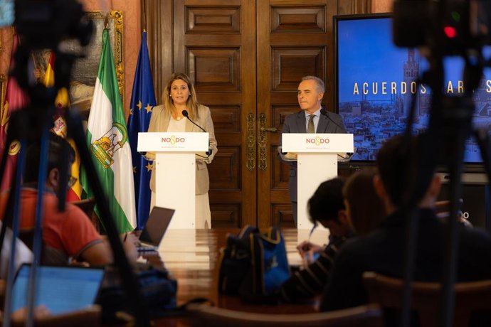 Angie Moreno y Juan Bueno, en la rueda de prensa tras la celebración de la Junta de Gobierno Local.