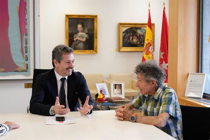 El alpinista Carlos Soria es recibido por el consejero de Cultura, Turismo y Deporte de la Comunidad de Madrid, Mariano de Paco, tras hacer cumbre en el Manaslu con 86 años.