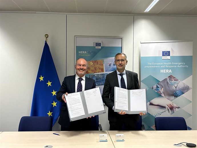 El presidente y ceo de Hipra, David Nogareda, y el director de Preaparación y Respuesta ante Emergencias Sanitarias de la CE, Laurent Muschel.