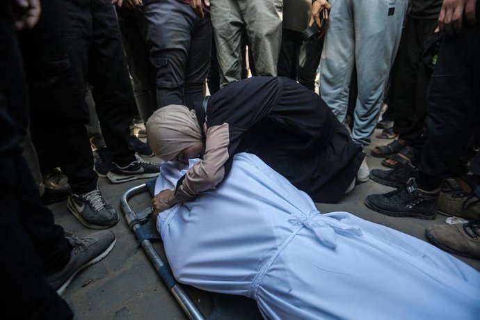 1º de outubro de 2025, Deir El-Balah, Faixa de Gaza, Território Palestino: A família de um homem palestino morto em um ataque israelense chora seu corpo do lado de fora do hospital al-Aqsa Martyrs em Deir el-Balah, na região central da Faixa de Gaza. O ex