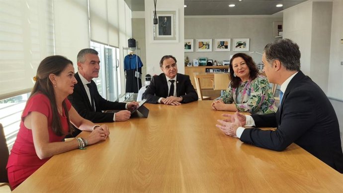 Miembros del PP y la UAL abordan la implantación de la cátedra Jean Monnet el próximo curso.