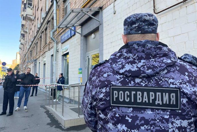 RÚSSIA, MOSCOU - 30 DE SETEMBRO DE 2025: A polícia isola um escritório do Sberbank na rua Avtozavodskaya, no sul de Moscou, enquanto um funcionário esfaqueia até a morte sua superior, uma mulher que trabalhava como gerente da agência