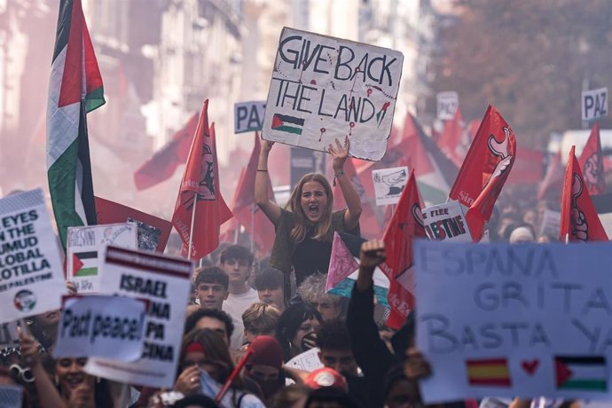 Una estudiante con una kufiya  durante una manifestación del sindicato de estudiantes en apoyo al pueblo palestino, a 2 de octubre de 2025, en Madrid (España). 