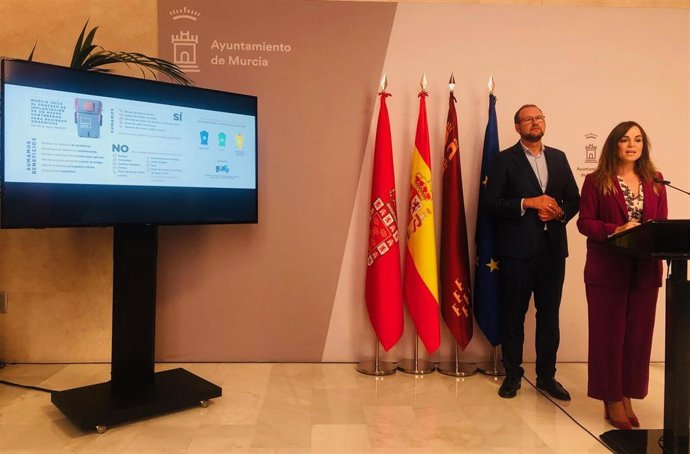La portavoz del equipo de Gobierno del Ayuntamiento de Murcia, Rebeca Pérez, junto al edil José Guillén, informa de la implantación progresiva del contenedor marrón, de recogida separada de residuos orgánicos, en varios barrios