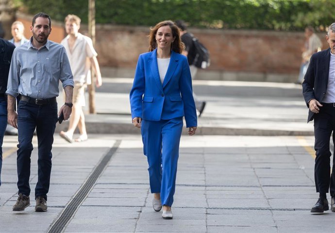 A Ministra da Saúde, Mónica García, em sua chegada à apresentação da campanha para promover hábitos saudáveis para crianças, nos Cinemas Renoir Princesa, em 3 de outubro de 2025, em Madri (Espanha).