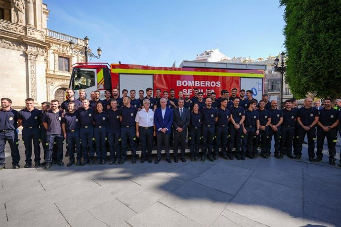 Presentación de los 45 nuevos bomberos y el nuevo vehículo para Prevención y Extención de incendios en Sevilla.