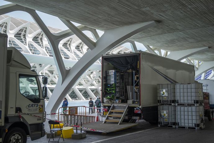 Archivo - Parte del material en un camión durante el rodaje de la nueva entrega de ‘Star Wars’ en la Ciudad de las Artes de Valencia, a 21 de marzo de 2023. ARCHIVO. 
