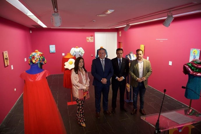 Autoridades y encargados de la exposición, durante la inauguración de la muestra.