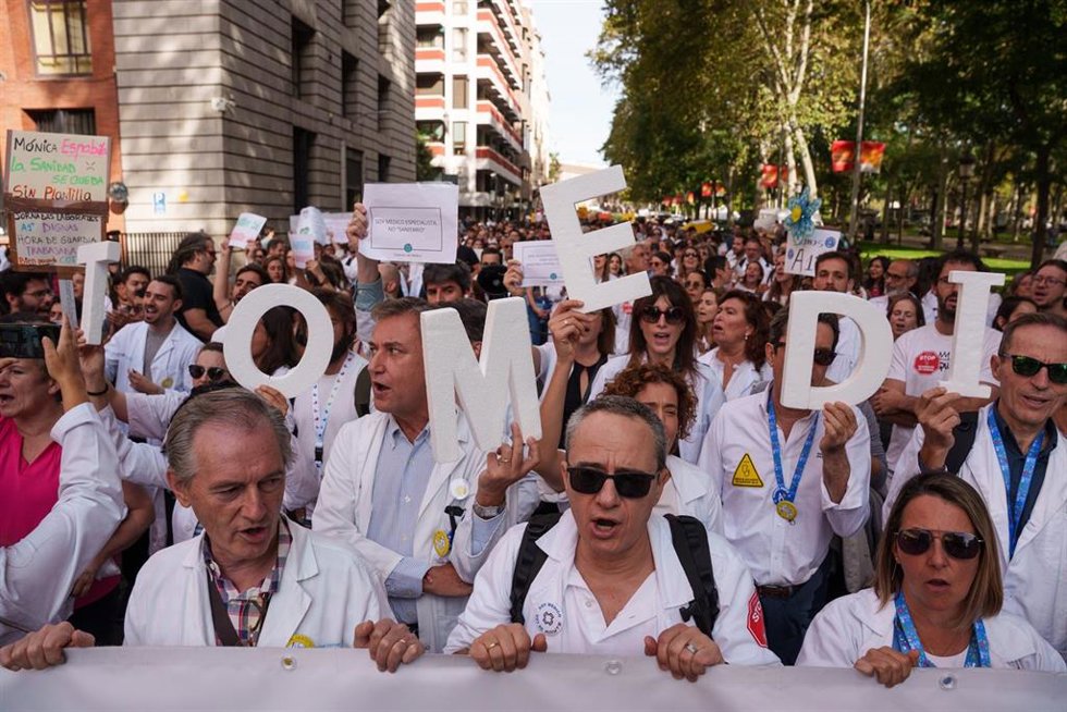Sanitarios durante la manifestación con motivo de la huelga de médicos contra el nuevo Estatuto Marco, frente al Congreso de los Diputados, 
