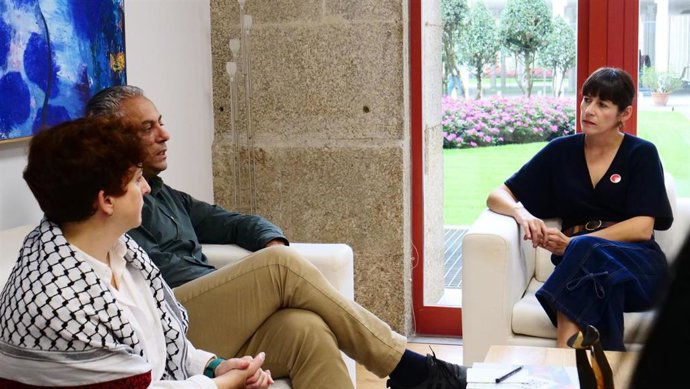 Ana Pontón (a la derecha) se reúne con representantes de la Global Sumud Flotilla, en el Parlamento gallego.