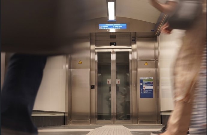 Archivo - Nuevo ascensor en Metro Avenida América, en Madrid