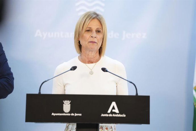 Archivo - La alcaldesa de Jerez de la Frontera,  María José García-Pelayo, atiende a los medios de comunicación en una imagen de archivo.