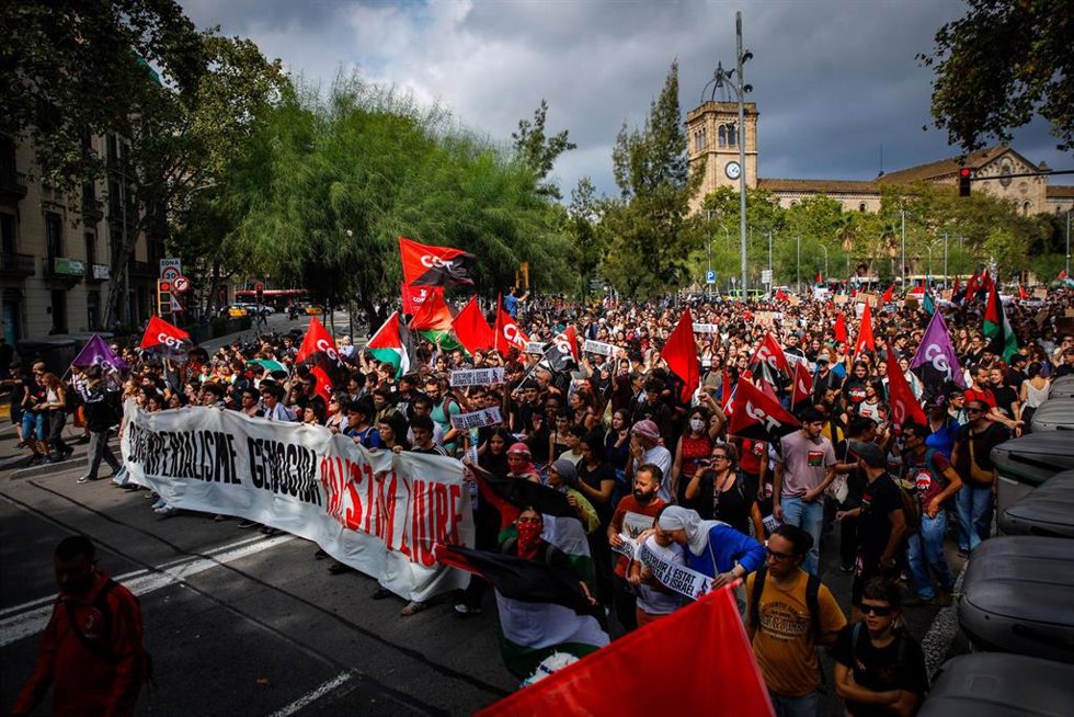 Varios estudiantes sostienen una pancarta durante una concentración a favor de Palestina, a 3 de octubre de 2025, en Barcelona (España).
