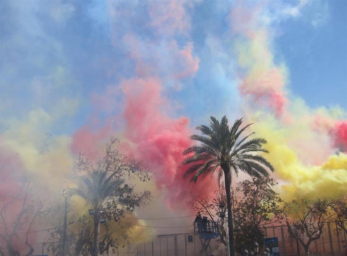 Archivo - Imagen de archivo de una mascletà de pirotecnia Vulcano con los colores de la Senyera