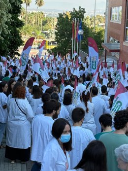 Concentração de médicos no Hospital Virgen de la Arrixaca, em Múrcia