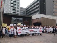 Centenares de médicos reivindican en Valdecilla negociar su propio estatuto