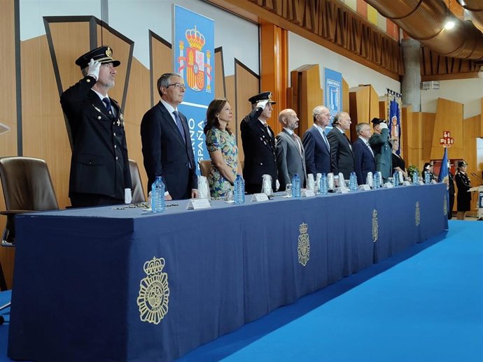 El subdelegado del Gobierno, Javier Salas, ha destacado el valor de los casi 4.000 efectivos que componen la Policía Nacional en Málaga, "el máximo de la historia y casi mil más en sólo siete años", durante la celebración del día del patrón del cuerpo.