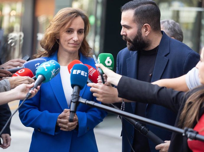 La ministra de Sanidad, Mónica García, atiende a los medios a su llegada a la presentación de la campaña de promoción de hábitos saludables para la infancia, en los Cines Renoir Princesa, a 3 de octubre de 2025, en Madrid (España).