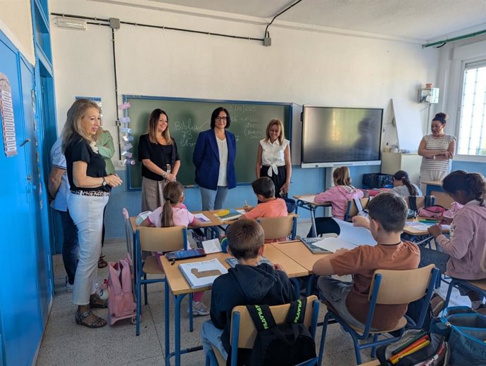 La delegada de Desarrollo Educativo y Formación Profesional de la Junta en Granada, María José Martín Gómez, ha visitado el Colegio de Educación Infantil y Primaria (CEIP) Santos Médicos Cosme y Damián de Cortes de Baza (Granada).