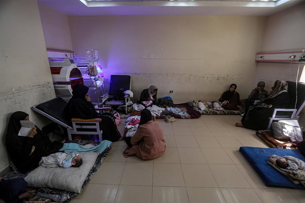 Bebés prematuros en incubadoras en el Hospital Mártires de Al Aqsa de la ciudad de Deir al Balá, en el centro de la Franja de Gaza, en medio de la ofensiva de Israel contra el enclave palestino (archivo)