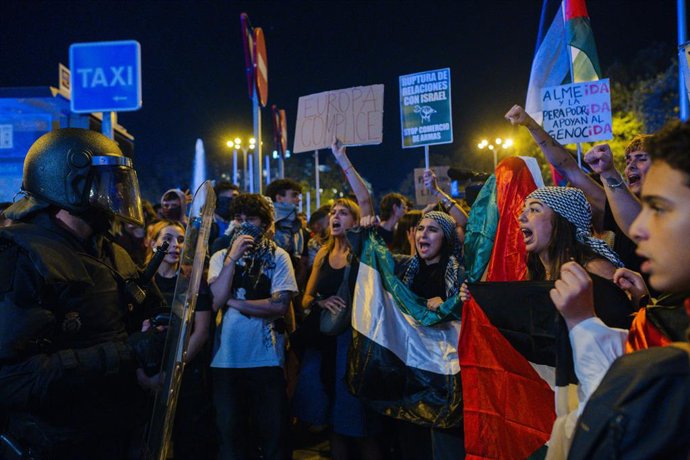 Cargas policiales durante una concentración en apoyo a la Global Sumud Flotilla, frente al Ministerio de Asuntos Exteriores, a 2 de octubre de 2025, en Madrid (España). La concentración, y posterior manifestación, se produce tras ser interceptada por Isra