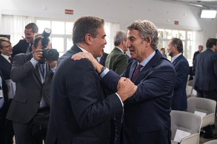 El vicepresidente de la Comisión Europea (2019-2024), Margaritis Schinas (i), y el presidente del Partido Popular, Alberto Núñez Feijóo (d), se saludan durante la segunda jornada del ‘Foro de La Toja 