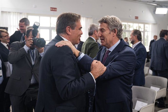 El vicepresidente de la Comisión Europea (2019-2024), Margaritis Schinas (i), y el presidente del Partido Popular, Alberto Núñez Feijóo (d), se saludan durante la segunda jornada del ‘Foro de La Toja 