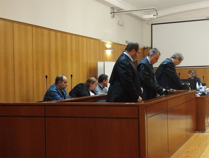 Los tres hermanos acusados y sus letrados en la Audiencia de Valladolid durante la última jornada del juicio que ha quedado visto para sentencia.