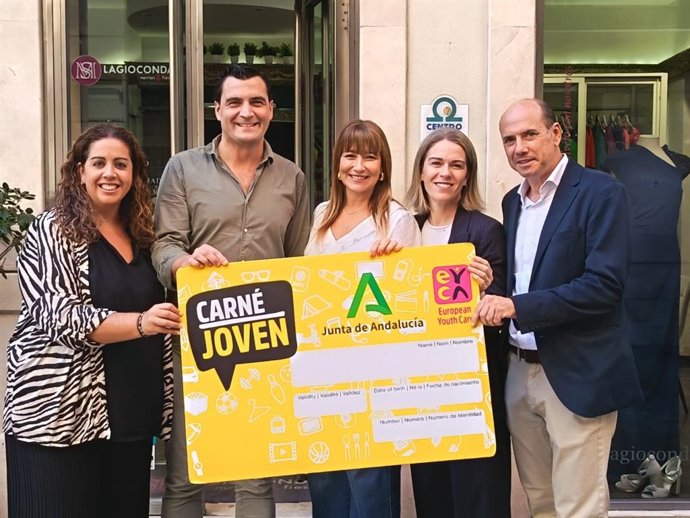 La delegada territorial de Juventud, Ruth Sarabia; el presidente de la Asociación de Comerciantes Centro Histórico, Rodrigo Bocanegra; y el director general y la coordinadora provincial del IAJ, Pedro Antonio Ramirez y Alba Ortíz