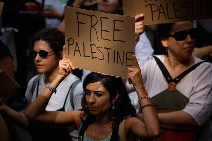 Varios estudiantes sostienen una pancarta durante una concentración a favor de Palestina, a 3 de octubre de 2025, en Barcelona (España).