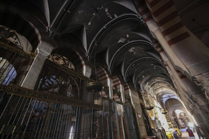 Archivo - Interior de la Mezquita-Catedral de Córdoba afectado por el incendio ocurrido el pasado viernes, a 9 de agosto de 2025 en Córdoba (Andalucía, España).  El Ministerio de Cultura ha reivindicado este sábado la activación de forma inmediata del Pla