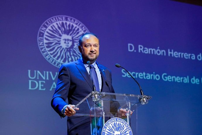 El secretario general de Universidades de la Consejería de Universidad, Investigación e Innovación, Ramón Herrera, durante el acto de inauguración del curso académico 2025-2026 de la Universidad de Almería. 