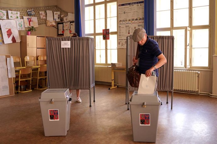 Archivo - Imagen de archivo de un hombre depositando su voto en las elecciones de República Checa.