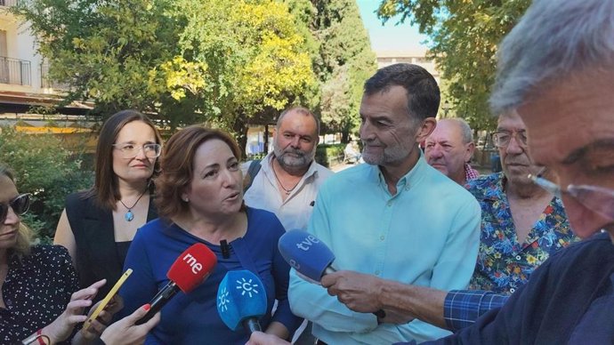 El coordinador federal de Izquierda Unida, Antonio Maíllo, y la coordinadora provincial de IU en Granada, Mari Carmen Pérez.