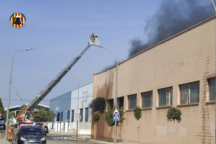 Bombers actuen en un incendi industrial