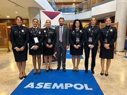El consejero de Presidencia, Abel Bautista, junto a las organizadoras de la I Feria Extremeña de Seguridad que se celebra en Cáceres