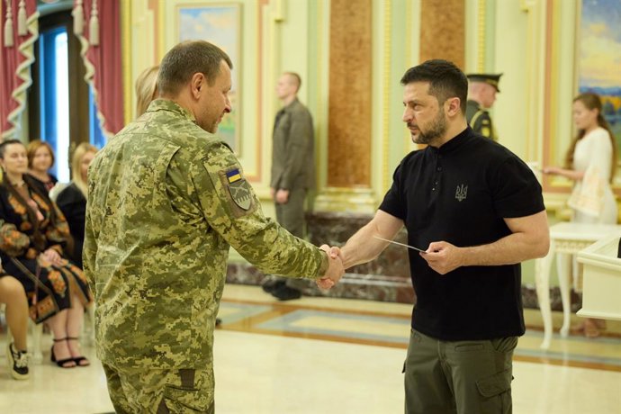 Archivo - Arquivo - 29 de agosto de 2025, Ucrânia, Ucrânia, Ucrânia: O presidente ucraniano, Volodymyr Zelenskyy, entrega certificados de apartamento a soldados ucranianos e famílias de soldados mortos, em Kiev, Ucrânia, em 29 de agosto de 2025